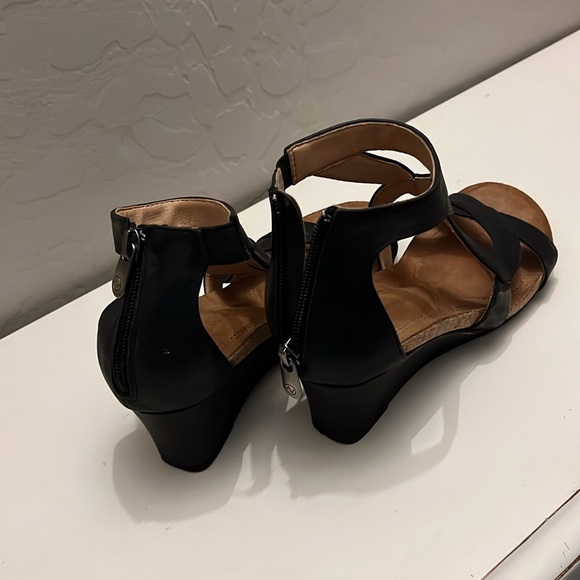 Adrienne Vittadini black strappy sandals. Zips in back. 2-2 1/2” heel. Sz. 7 - Picture 3 of 5